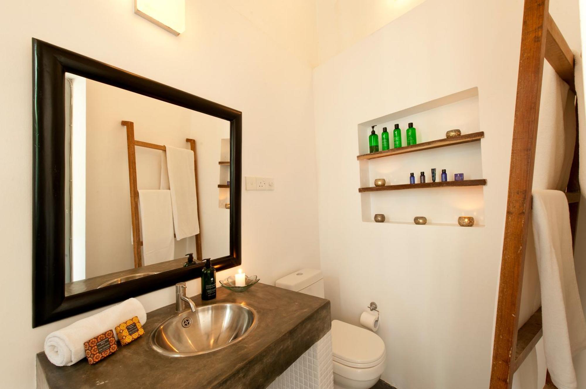 A 03 Bedroom Villa In Galle Fort With Roof Terrace & Pool Kültér fotó